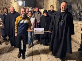 Schriftrolle auf dem Weg zur Dormitio-Abtei